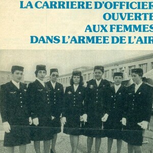 Pu&ograve; includere: Una fotografia in bianco e nero di sette donne in uniformi militari blu navy. Le uniformi includono giacche, gonne e cappelli. Il testo in alto recita "LA CARRIERE D'OFFICIER OUVERTE AUX FEMMES DANS L'ARMEE DE L'AIR".