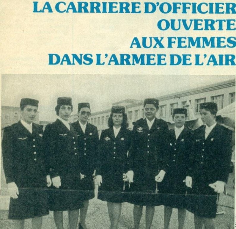 Pu&ograve; includere: Una fotografia in bianco e nero di sette donne in uniformi militari blu navy. Le uniformi includono giacche, gonne e cappelli. Il testo in alto recita "LA CARRIERE D'OFFICIER OUVERTE AUX FEMMES DANS L'ARMEE DE L'AIR".