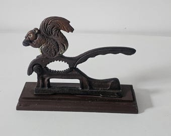 Schiaccianoci scoiattolo di metà secolo, in ghisa e legno, vecchio schiaccianoci anni '50