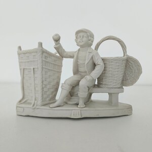 Estatueta antiga de biscoito de porcelana menino com cestas de maçãs feita na Alemanha porcelana de biscoito exclusiva dos anos 1930
