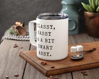 Caneca de café elegante, atrevida e inteligente, com fonte divertida de máquina de escrever.