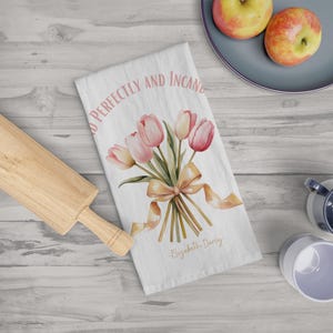 Paño de cocina - Cita de Orgullo y prejuicio de Elizabeth Bennet Darcy - Gran regalo para fanáticos de Jane Austen, amantes del Sr. Darcy - Diseño de tulipanes y lazos
