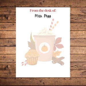 Può includere: Un biglietto stampabile con un design autunnale che presenta una tazza di caffè con panna montata, due cannucce, un muffin alla zucca, bastoncini di cannella e foglie autunnali. Il testo "From the desk of: Mrs. Pegg" è in cima al biglietto.