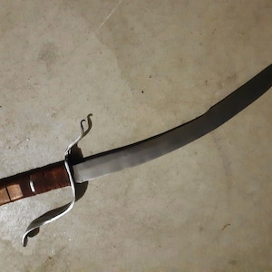 Spada corta forgiata a mano, acciaio 5160, stile mini kilij, guardia spazzata, lama da 16 pollici con guardia completa, impugnatura in pelle e legno duro.