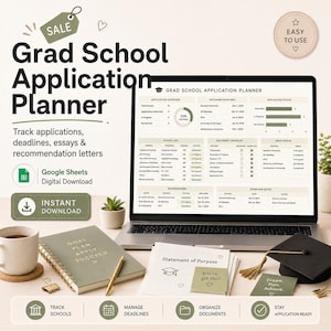 Puede incluir: Un planificador digital de solicitudes de posgrado en la pantalla de un portátil, con tablas para plazos, listas de documentos y estado de ensayos. Incluye un cuaderno, un birrete de graduación y el texto "Grad School Application Planner".