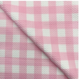 Puede incluir: Tela de cuadros vichy rosa y blanca con superficie texturizada.