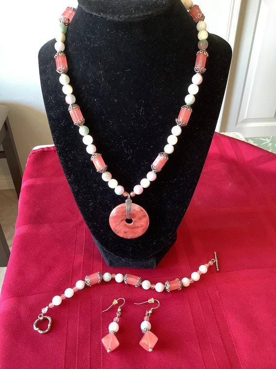 Vintage Coral pink, white and silver beaded neckl… - image 1