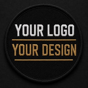 Może przedstawiać: Okrągła czarna naszywka z białym haftowanym napisem YOUR LOGO nad poziomą złotą linią, ze złotym haftowanym napisem YOUR DESIGN poniżej, otoczona drugą poziomą złotą linią na czarnym, teksturowanym tle.