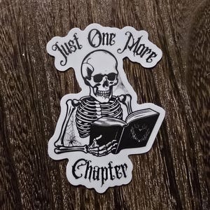 Autocollant en vinyle Just One More Chapter