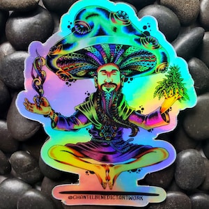Könnte beinhalten: Ein holografischer Aufkleber mit einer psychedelischen Illustration einer Person, die mit einem Pilz-Hut und einer Cannabispflanze meditiert. Der Aufkleber hat einen regenbogenfarbenen, irisierenden Hintergrund und den Text "@ChantelBenedictArtwork" unten.