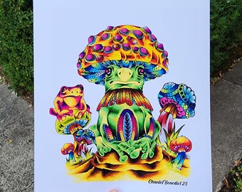 Op de afbeelding: Een kleurrijke illustratie van een paddenstoelwezen met een kikkerachtig gezicht, omringd door kleinere paddenstoelen en een kikker. Het kunstwerk heeft levendige tinten groen, geel, roze en blauw. De handtekening van de kunstenaar, "Chantel Benedict 23", is zichtbaar.