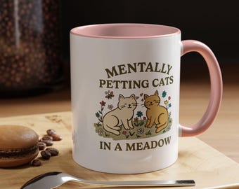 Taza de café para amantes de los gatos: "Acariciando mentalmente a los gatos en un prado"
