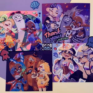 Puede incluir: Cuatro ilustraciones coloridas con personajes del videojuego Splatoon. La primera ilustración muestra tres personajes, uno con cabello verde y un atuendo amarillo, otro con cabello marrón y un atuendo azul, y un tercero con un atuendo blanco y azul. La segunda ilustración muestra dos personajes, uno con cabello morado y un atuendo negro, y otro con cabello marrón y un atuendo blanco y negro. La tercera ilustración muestra dos personajes, uno con cabello marrón y un atuendo azul, y otro con cabello amarillo y un atuendo amarillo. La cuarta ilustración muestra dos personajes, uno con cabello azul y un atuendo blanco y azul, y otro con cabello blanco y un atuendo negro y blanco. Las ilustraciones están todas sobre un fondo colorido.