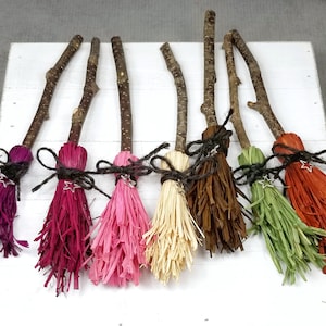 Mini decoración de escoba de bruja para bandeja escalonada, elegir color, escoba hecha a mano, decoración de brujas, 9 pulgadas de largo, decoración de escoba con encanto de estrella