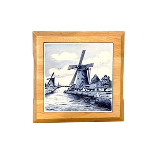 Può includere: Un set di tre tazze in ceramica con finitura opaca e macchiettata. Le tazze sono nei toni del crema, grigio chiaro e grigio scuro. Ogni tazza ha un design semplice e minimalista.