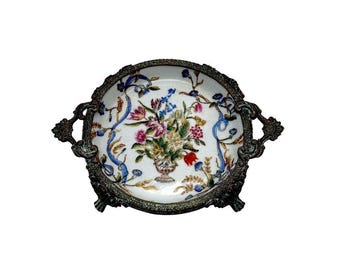 Plato redondo de porcelana vintage Hua Rong Tang Zhi con base de latón adornada con diseño floral (solo para uso decorativo)