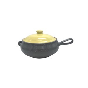 Puede incluir: Una fuente de cerámica gris con tapa amarilla y asa. La fuente tiene forma redondeada y tapa con pequeño pomo. El asa es curva y está fijada al lateral. La fuente está diseñada para cocinar y servir.