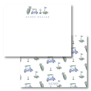 Könnte beinhalten: Weißes Briefpapier-Set mit Golf-Motiv. Das obere Blatt zeigt Illustrationen eines Golfwagens, einer Golftasche und einer Flagge mit dem Namen "HENRY WALLER" in Blau. Das untere Blatt hat ein sich wiederholendes Muster.