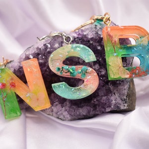 Llavero "Flores y colores" | Letra personalizada de resina | Inicial con flores naturales | Regalo hecho a mano