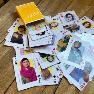 Mujeres influyentes jugando a las cartas regalo del mes de la mujer baraja de cartas juegos
