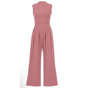 Könnte beinhalten: Ein ärmelloser, staubrosafarbener Jumpsuit mit hohem Ausschnitt und weitem Bein. Das Oberteil hat eine taillierte, geraffte Taille, und die Hose ist an der Taille gefaltet. Der Jumpsuit ist aus einem weichen, fließenden Stoff.