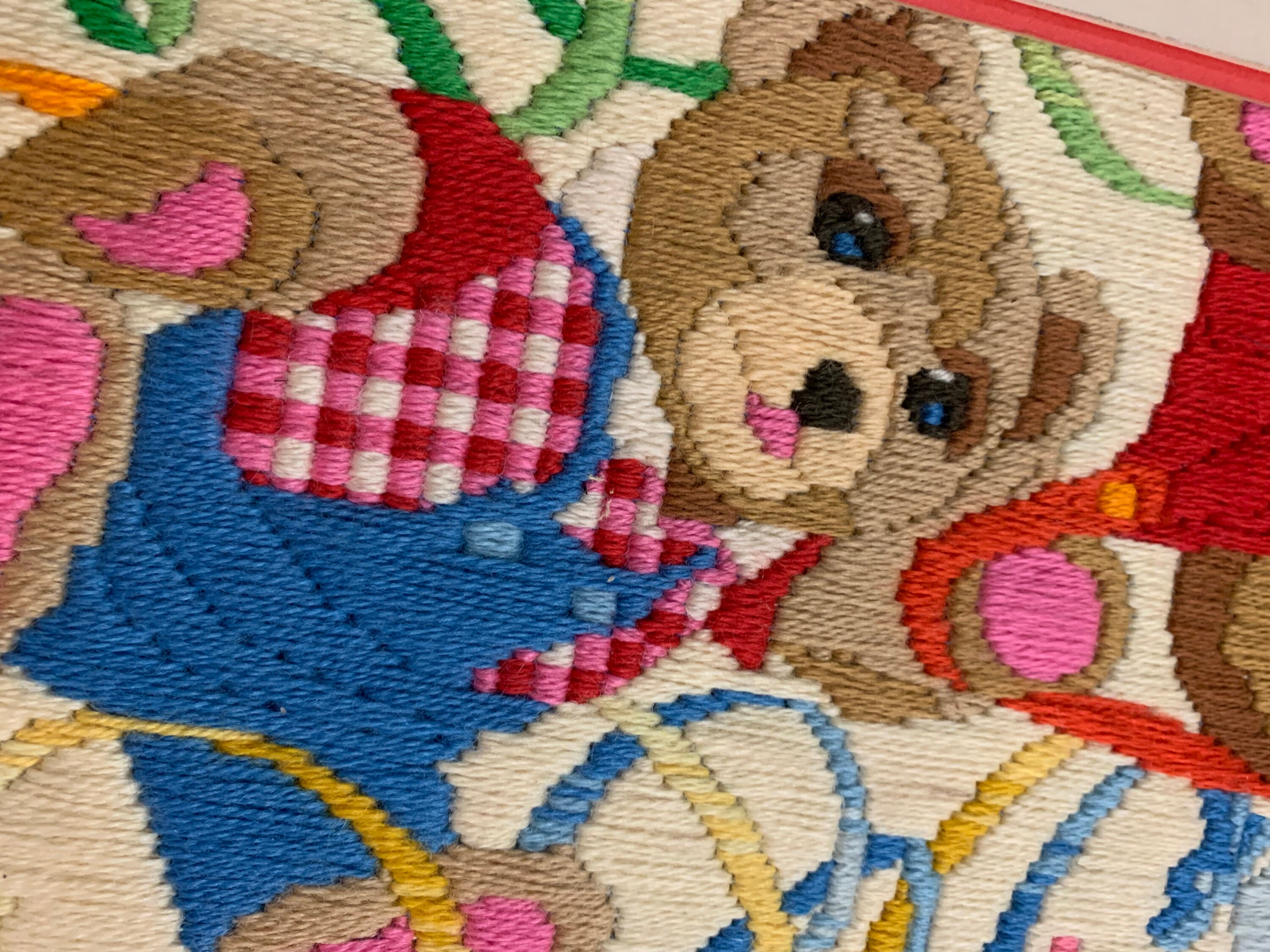 Broderie Crewel Encadrée – Ballons Et Ours Colorés Vintage, 38 X 11 Pouces