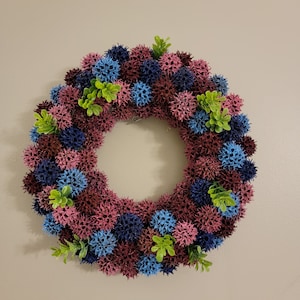 装飾的な 13 インチのスイートガムボールリースとグリーン