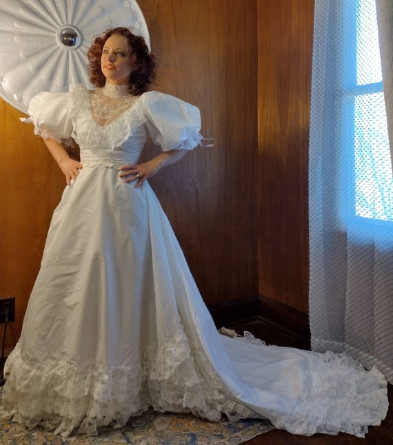 Vintage 1980s Bridallure Polyester Puff 