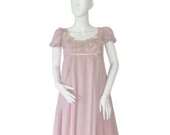 Vestido Regency rosa empolvado: vestido de gasa bordada
