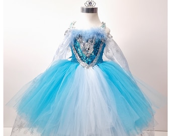 Disfraz inspirado en Elsa: Vestido de tutú azul con tiara y capa