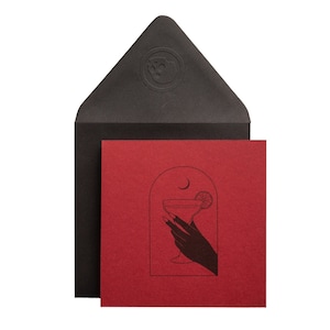 Puede incluir: Una tarjeta roja con un dibujo de línea negra de una mano sosteniendo una copa de cóctel con una rodaja de lima y una luna creciente en el fondo.