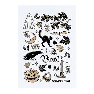 Op de afbeelding: Een zwart-gouden Halloween-print met een verscheidenheid aan griezelige iconen, waaronder een geest, een zwarte kat, een raaf, een schedel, een pompoen, een vleermuis, een halve maan, een duivel, een kaars en het woord "Boo!" De print bevat ook bladeren, eikels en harten.