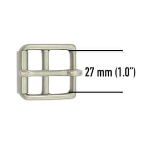 Könnte beinhalten: Silberfarbener Metallschnalle mit einer Länge von 27 mm (1,0 Zoll). Die Schnalle hat eine rechteckige Form mit einem Mittelbalken und zwei seitlichen Schlaufen.