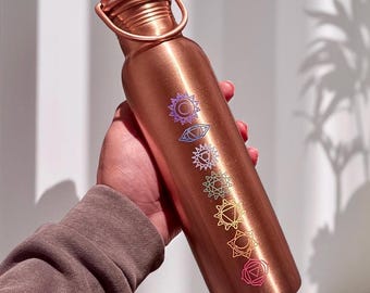 1 l miedziana butelka na wodę 7 czakr – z uchwytem | Butelka 7 czakr | Korzyści zdrowotne jogi i ajurwedy | Pojemność 1000 ml | 100% miedzi