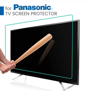 Puede incluir: Un bate de béisbol de madera se balancea hacia una pantalla de televisión negra con un marco verde. El texto "for Panasonic. TV SCREEN PROTECTOR" es visible en la esquina superior izquierda de la imagen.