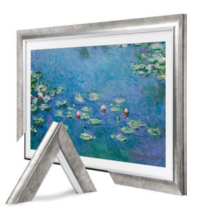 Puede incluir: Una impresión enmarcada de una pintura que representa nenúfares en un estanque. La pintura está en tonos de azul, verde y rosa. El marco es plateado y tiene un passe-partout blanco.