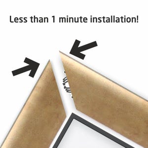 Puede incluir: Imagen que muestra dos esquinas de un marco de fotos con una superficie dorada. Flechas negras apuntan hacia las esquinas. El texto "Less than 1 minute installation!" se muestra en la parte superior de la imagen.