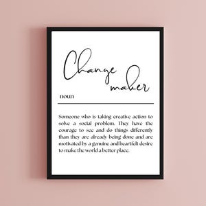 Puede incluir: Una lámina enmarcada con la palabra Change maker en una fuente cursiva negra, seguida de la etiqueta noun y una definición que describe a alguien que toma medidas creativas para resolver un problema social con el deseo de mejorar el mundo.