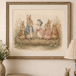 Peut inclure: Illustration encadrée représentant Pierre Lapin et ses amis. L'œuvre montre un canard, plusieurs lapins et un écureuil assis sur une bûche. Les personnages portent des vêtements colorés, sur un fond naturel et doux.