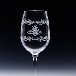 Laser engraved bee and wreath wine glass, Bee gift, 16 oz