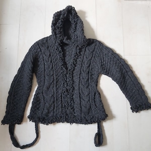 Suéter feminino tricotado à mão com capuz de lã pura cinza escuro feito na Irlanda tamanho L