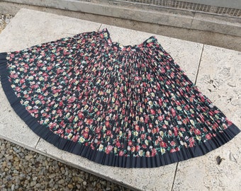 Richly pleated vintage Hungarian folk dance skirt printed floral pattern size XS or girls'