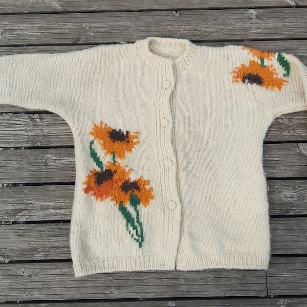 Lovely hand-knit oversize plus size 100% pure raw wool cardigan sweater with sunflower motifs Made in Denmark size 3XL XXXL