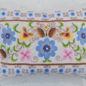 ハンガリーの伝統的な民芸品である、ハンガリー平原の花のモチーフを手刺繍した装飾枕「クンヒムゼス」