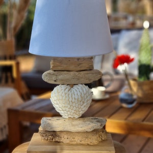 BORNEO lamp in driftwood and white shells