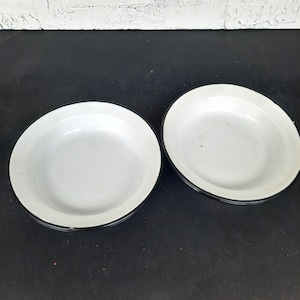 Vintage enamel bowls - 2 pieces. Enamelware plates. Enamel bowl, camping plates. Vintage enamelware. Retro kitchen. Country house decoration