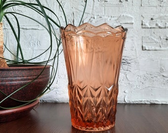 Vintage pink glass vase. Ribbed flower vase, home decoration. Table centerpiece. A gift for a new home, a gift for her.