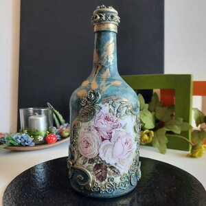 Bouteille en verre décorée à la main avec de l&#39;argile, bouteille décorée avec des roses de découpage, accent de décoration intérieure, cadeau pour la maison, décoration artistique pour la maison