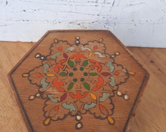 boîte à bijoux vintage en bois. Ancienne boîte à bijoux pyrogravée. Boîte hexagonale en bois avec couvercle.