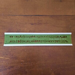 outils d'architecte vintage. Deux modèles de lignes pour la rédaction technique de lettres et de chiffres. Ingénieur cadeau.